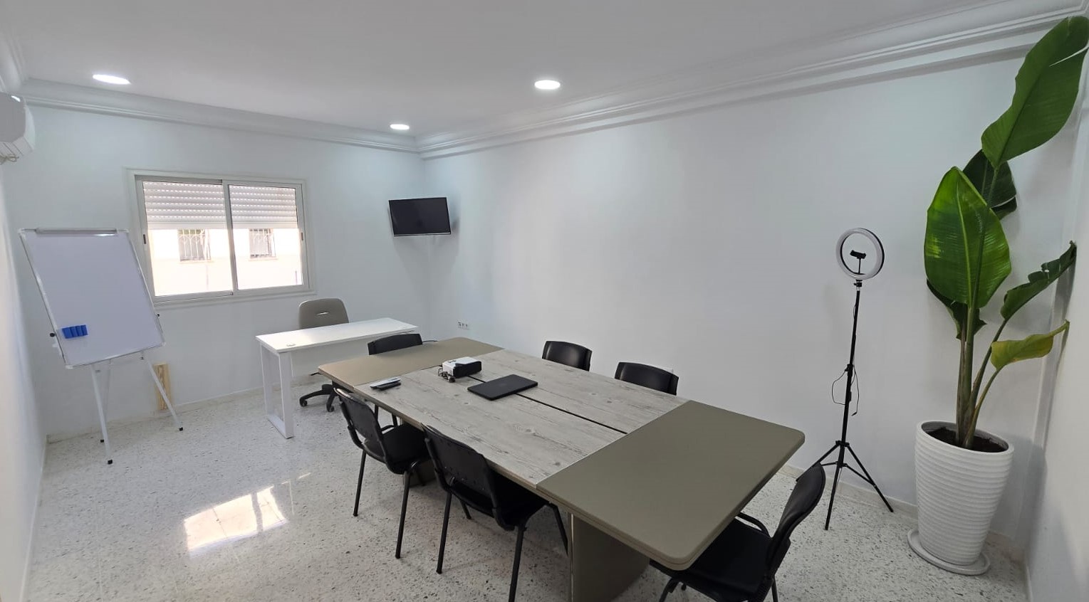Salle Neo - Capacité de 12 personnes